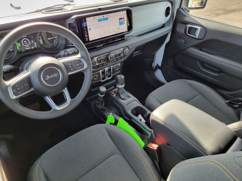 Used 2025 Jeep Wrangler Unlimited Sahara w/ Safety Group AWD/4WD image 18
