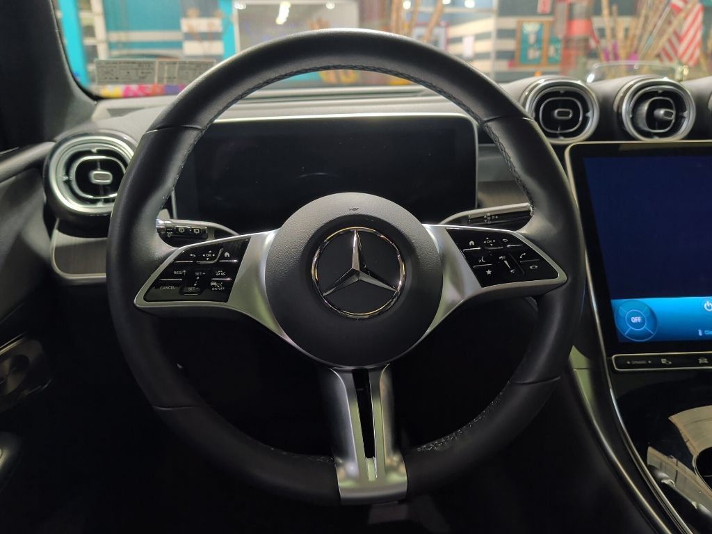 Used 2025 Mercedes-Benz GLC 300 4MATIC image 2