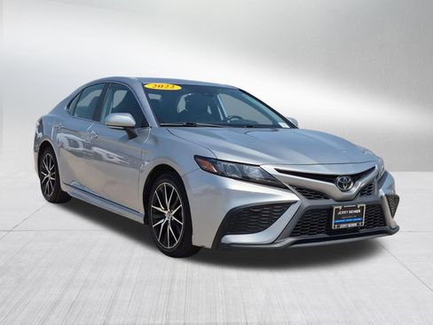 Used 2022 Toyota Camry SE FWD image 8