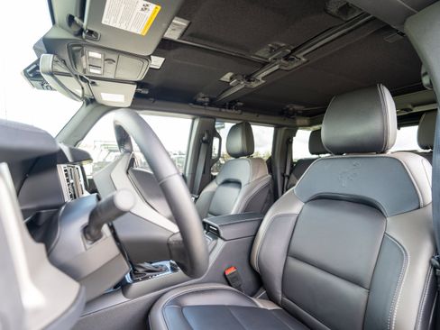 Used 2025 Ford Bronco Outer Banks AWD/4WD image 8