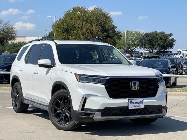 Used 2025 Honda Pilot Touring image 2