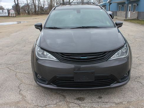 Used 2019 Chrysler Pacifica Limited w/ S Appearance Package image 2