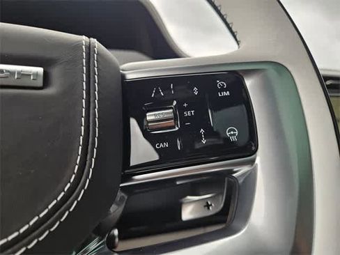 Used 2025 Land Rover Range Rover Long Wheelbase Autobiography image 29