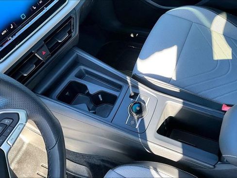 Used 2025 Volkswagen Tiguan SE R-Line image 14