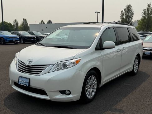 Used 2015 Toyota Sienna XLE w/ XLE Navigation Package FWD image 4