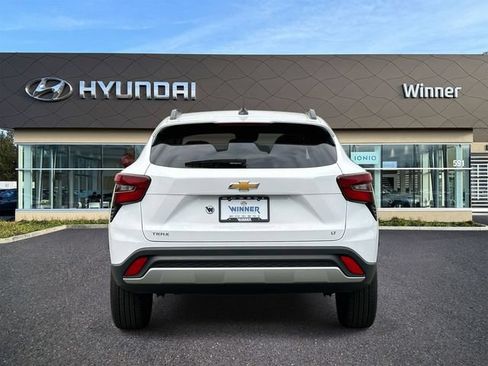 Used 2025 Chevrolet Trax LT w/ LT Convenience Package FWD image 4