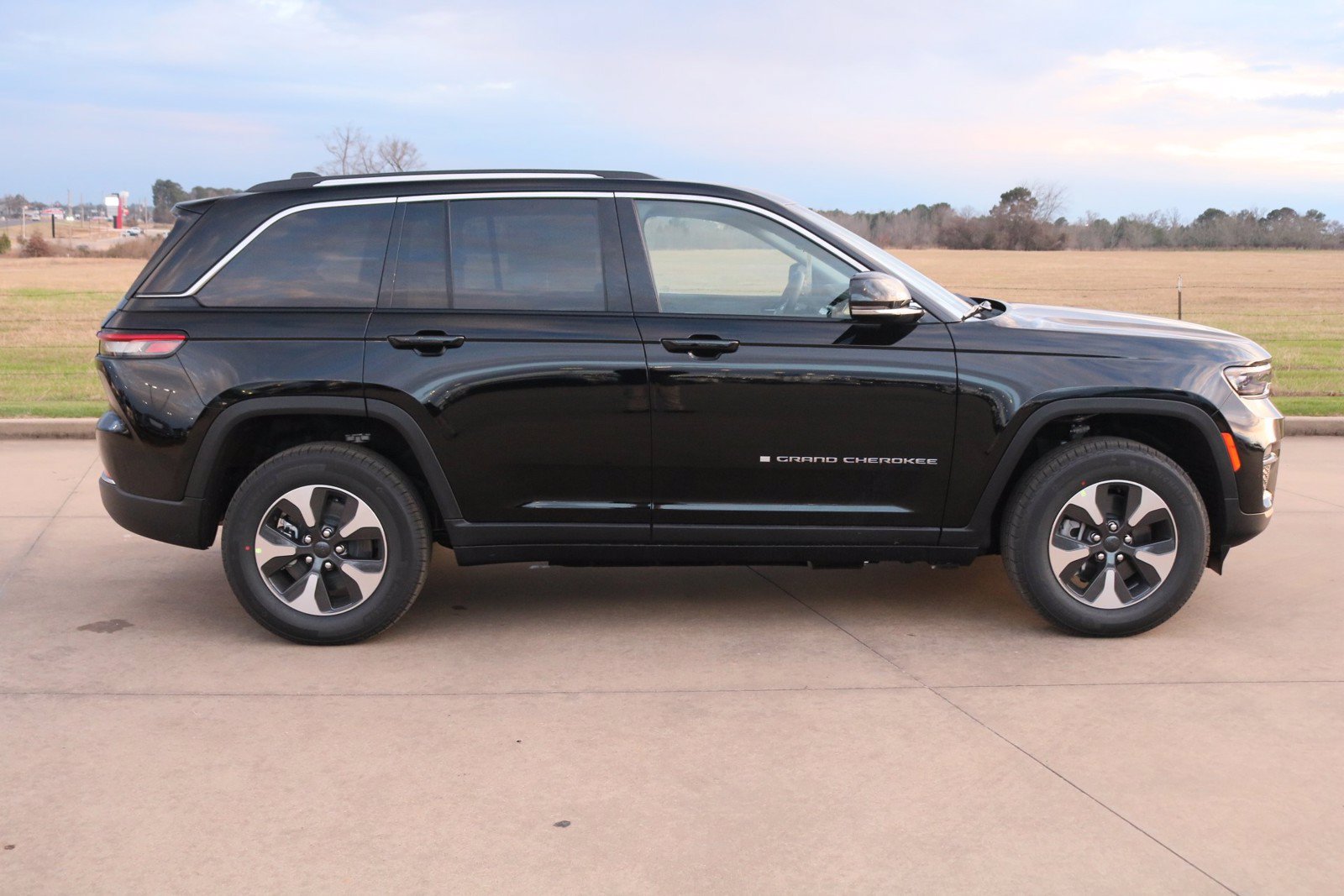 New 2023 Jeep Grand Cherokee 4WD 4xe image 2