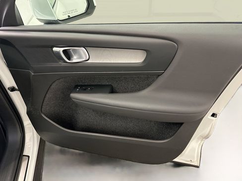 Used 2025 Volvo XC40 B5 Core image 34