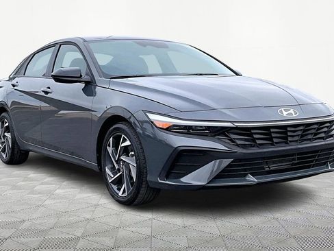 Used 2025 Hyundai Elantra Sport image 12