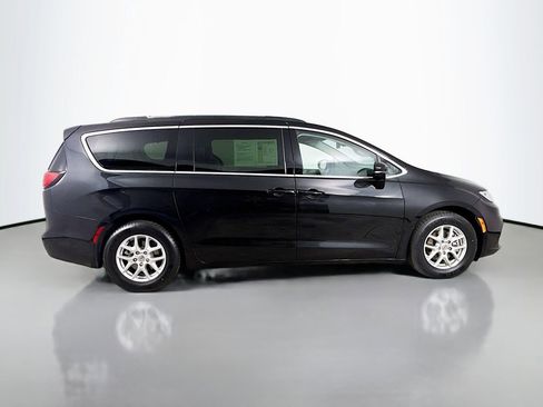 Used 2022 Chrysler Pacifica Touring-L image 8