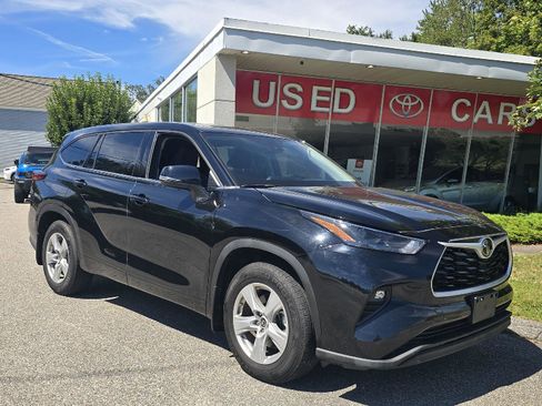 Used 2022 Toyota Highlander LE image 1