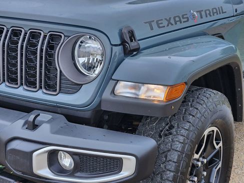 Used 2024 Jeep Gladiator Sport AWD/4WD image 6
