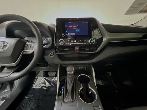 Used 2024 Toyota Highlander LE FWD image 25