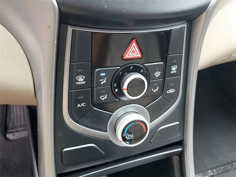 Used 2016 Hyundai Elantra SE image 28