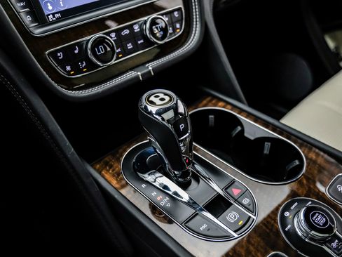 Used 2019 Bentley Bentayga image 55