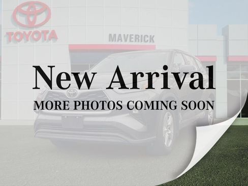 Used 2024 Toyota Highlander LE AWD/4WD image 1