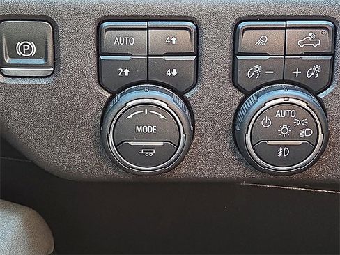 Used 2024 Chevrolet Silverado 1500 ZR2 w/ Technology Package image 19