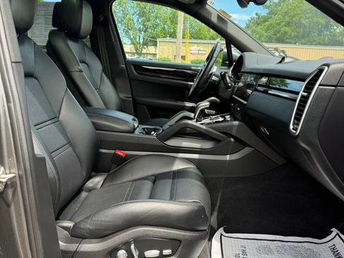 Used 2021 Porsche Cayenne AWD/4WD image 13