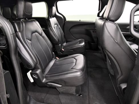 Used 2025 Chrysler Pacifica Select FWD image 18