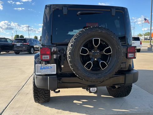 Used 2017 Jeep Wrangler Unlimited Sahara AWD/4WD image 15
