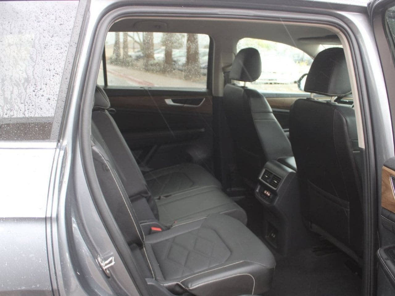 Used 2025 Volkswagen Atlas SE AWD/4WD image 14