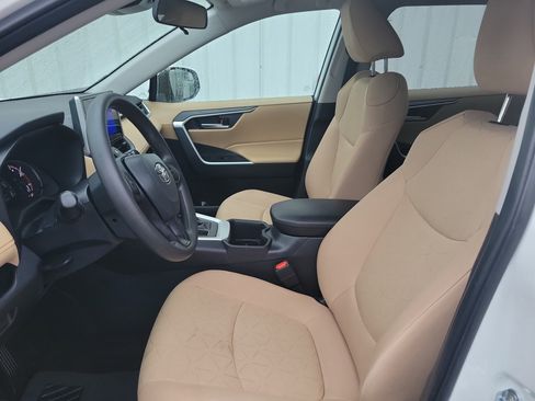 Used 2025 Toyota RAV4 XLE image 17