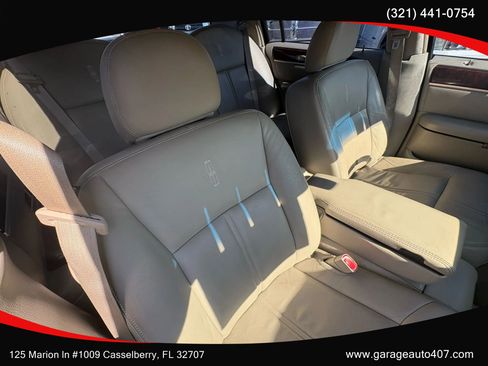 Used 2010 Lincoln Town Car Signature Limited image 34