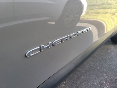 Used 2021 Jeep Cherokee Latitude Plus w/ Mopar Interior Package FWD image 9