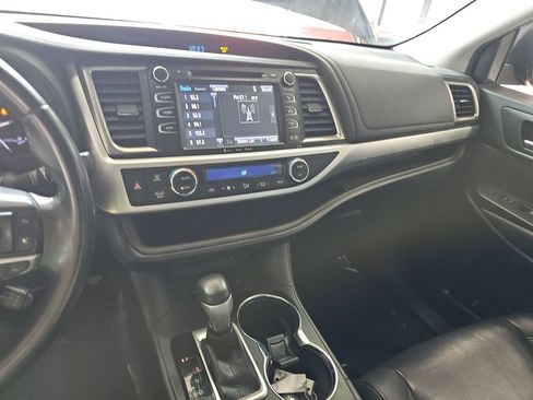 Used 2019 Toyota Highlander XLE w/ Carpet Mat Package (TMS) AWD/4WD image 11