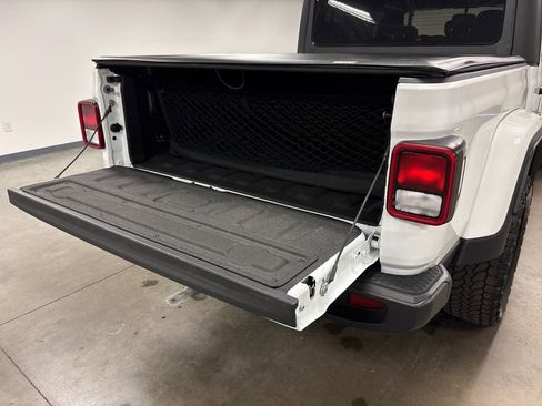 Used 2025 Jeep Gladiator Sport image 19