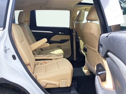 Used 2017 Toyota Highlander XLE AWD/4WD image 14