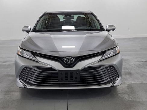 Used 2020 Toyota Camry XLE FWD image 3
