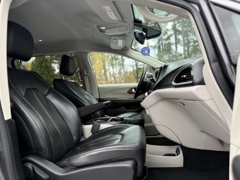 Used 2017 Chrysler Pacifica Touring-L image 21