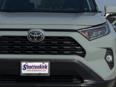 Used 2019 Toyota RAV4 XLE Premium FWD image 8