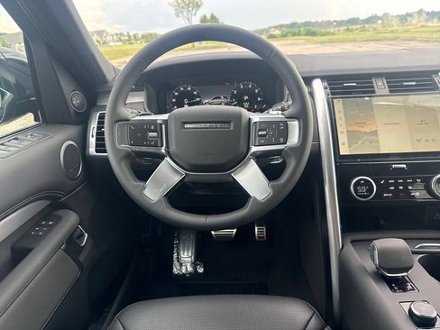 Used 2025 Land Rover Discovery Dynamic SE AWD/4WD image 13