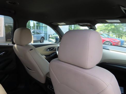 Used 2022 Chevrolet Traverse LT image 34