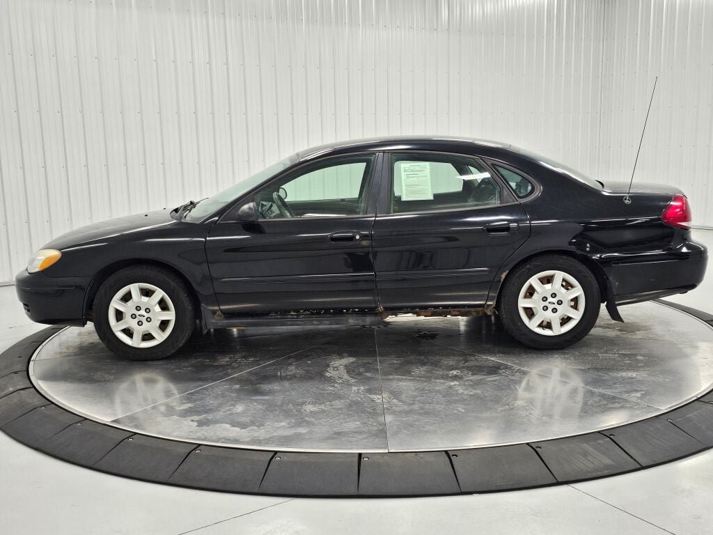 Used 2007 Ford Taurus SE FWD image 2