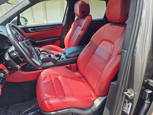 Certified 2023 Porsche Cayenne GTS AWD/4WD image 5