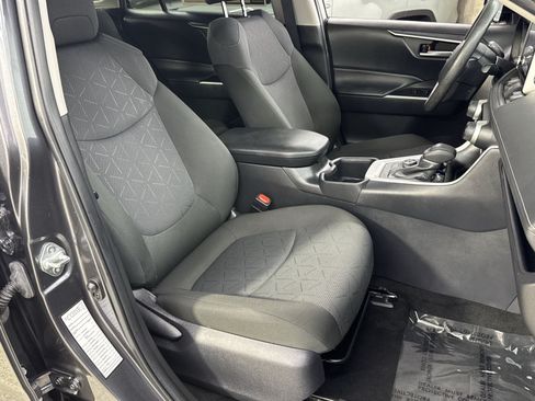 Used 2025 Toyota RAV4 XLE AWD/4WD image 39