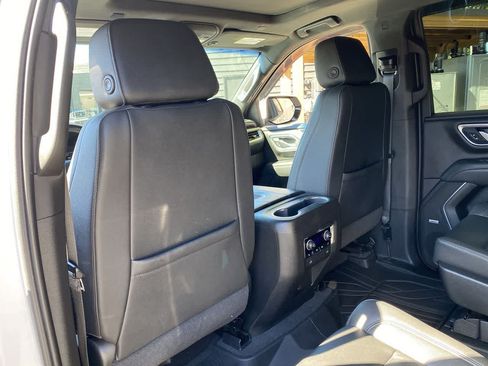 Used 2021 Chevrolet Tahoe Z71 w/ Luxury Package AWD/4WD image 15