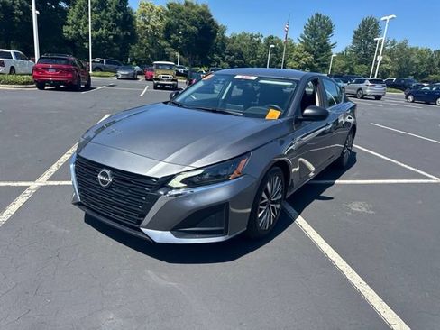 Used 2025 Nissan Altima 2.5 SV FWD image 9