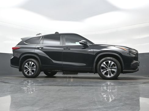 Used 2023 Toyota Highlander XLE AWD/4WD image 34
