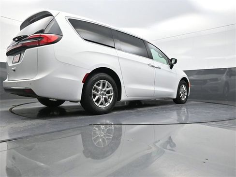 Used 2024 Chrysler Pacifica Touring-L image 31