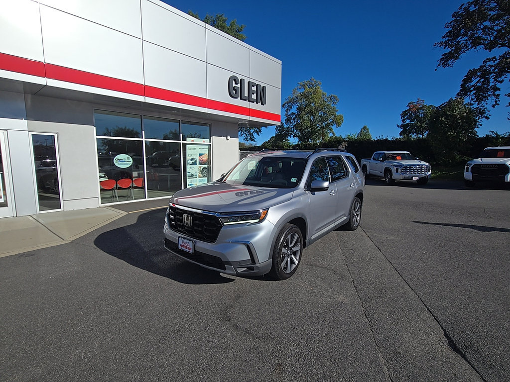 Used 2025 Honda Pilot Touring image 1