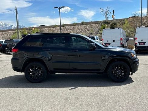 Used 2022 Jeep Grand Cherokee Laredo X AWD/4WD image 9