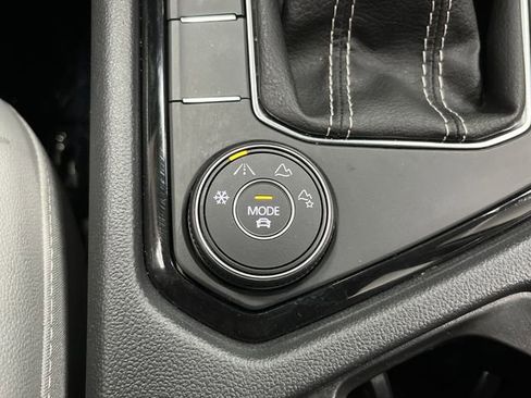 Used 2024 Volkswagen Taos SE w/ Panoramic Sunroof Package image 23