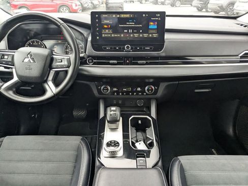 Used 2025 Mitsubishi Outlander SE image 15