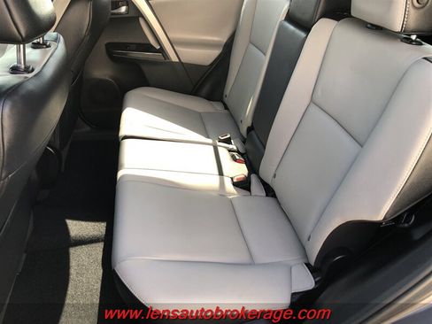 Used 2018 Toyota RAV4 Limited FWD image 18