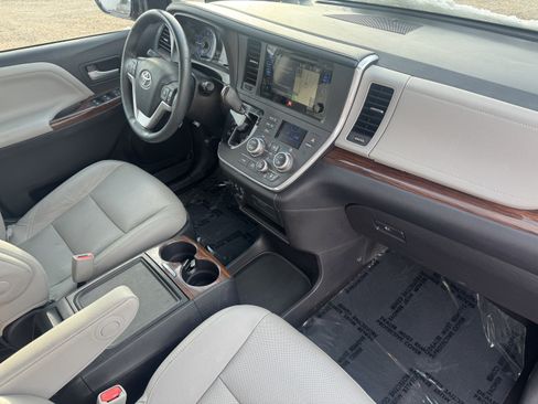 Used 2017 Toyota Sienna Limited image 20