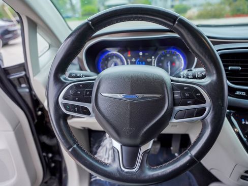 Used 2018 Chrysler Pacifica Touring-L Plus FWD image 17